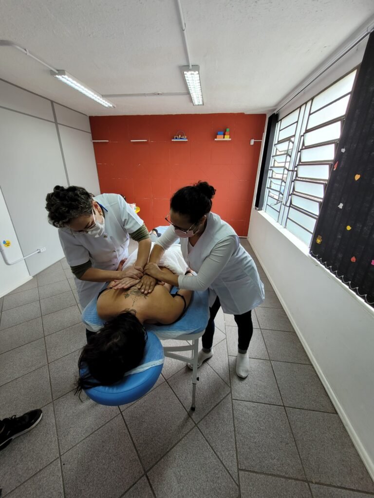 Sessao de massoterapia - tecnica aplicada nas costas